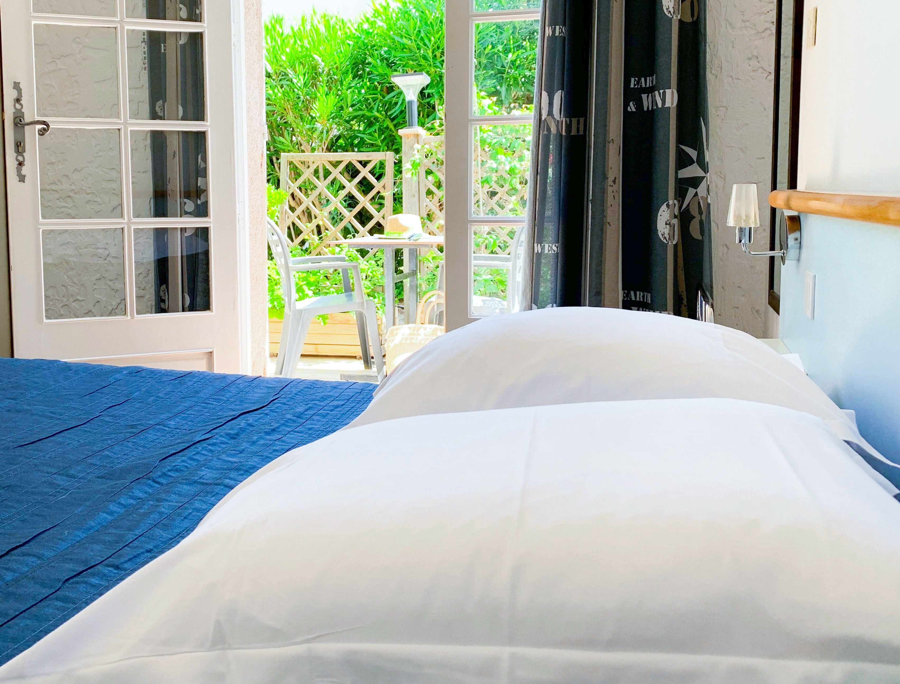 https://espace-ptl.ancv.com/appli/butterfly/data/medias_PA/PHOTOS/602982001001/602982001001XBfdX9VODR-Chambre Hotel Sole e Mare st Florent (3).jpg